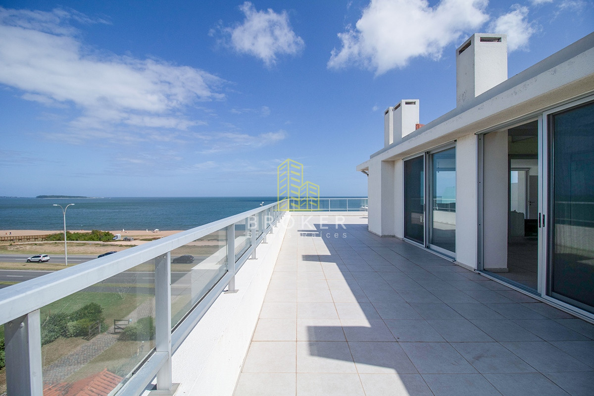 Apartamento ID.806/Venta_o_alquiler_de_Penthouse_en_primera_linea_en_Pinares._Punta_del_Este,_Uruguay. - Venta o alquiler de Penthouse en primera linea en Pinares. Punta del Este, Uruguay.