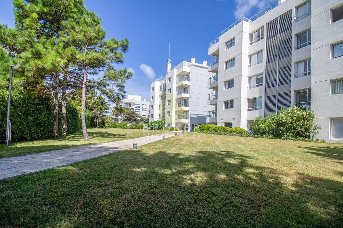 Apartamento ID.806/Venta_o_alquiler_de_Penthouse_en_primera_linea_en_Pinares._Punta_del_Este,_Uruguay. - Venta o alquiler de Penthouse en primera linea en Pinares. Punta del Este, Uruguay.