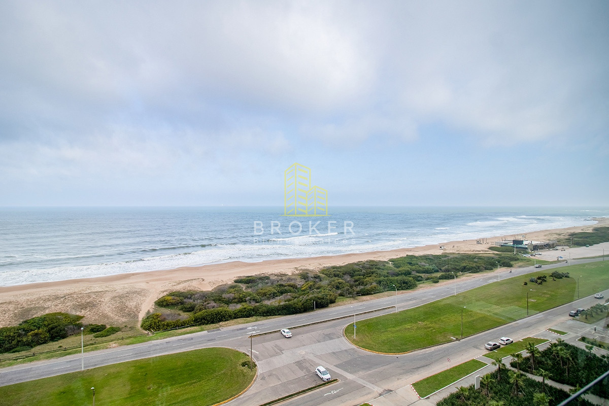 Apartamento ID.1669/Alquiler_de_apartamento_de_3_dormitorios_primera_linea_Brava_en_Punta_del_Este,_Uruguay. - Alquiler de apartamento de 3 dormitorios primera linea Brava en Punta del Este, Uruguay.