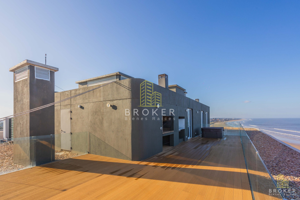 Apartamento ID.9089/Duplex_en_venta_en_Rambla_de_Carrasco_268_m2_cubiertos_46_m2_terraza - Duplex en venta en Rambla de Carrasco 268 m2 cubiertos 46 m2 terraza