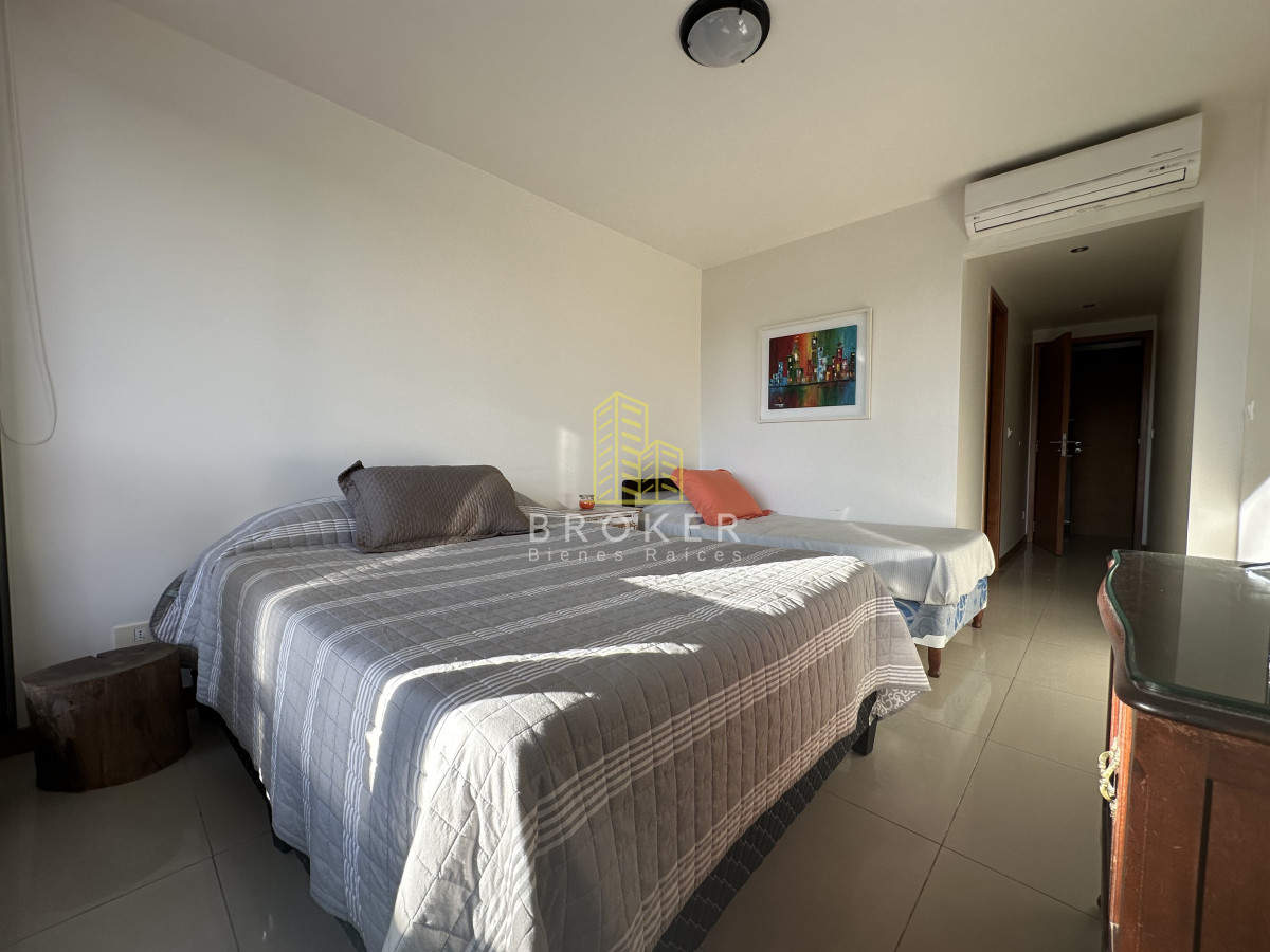 Apartamento ID.2043/Venta_de_apartamento_de_dos_dormitorios_a_media_cuadra_del_shopping_de_Punta_del_Este,_Uruguay. - Venta de apartamento de dos dormitorios a media cuadra del shopping de Punta del Este, Uruguay.