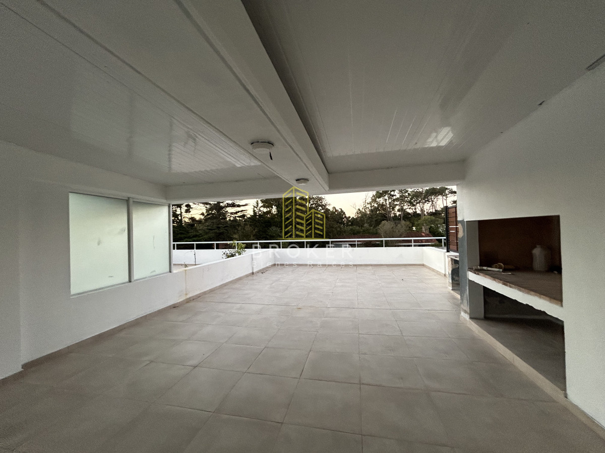 Apartamento ID.2305/OPORTUNIDAD_penthouse_de_200m2_con_terraza_exclusiva_y_parrillero_en_edificio_con_servicios_en_Punta_del_Este - OPORTUNIDAD penthouse de 200m2 con terraza exclusiva y parrillero en edificio con servicios en Punta del Este