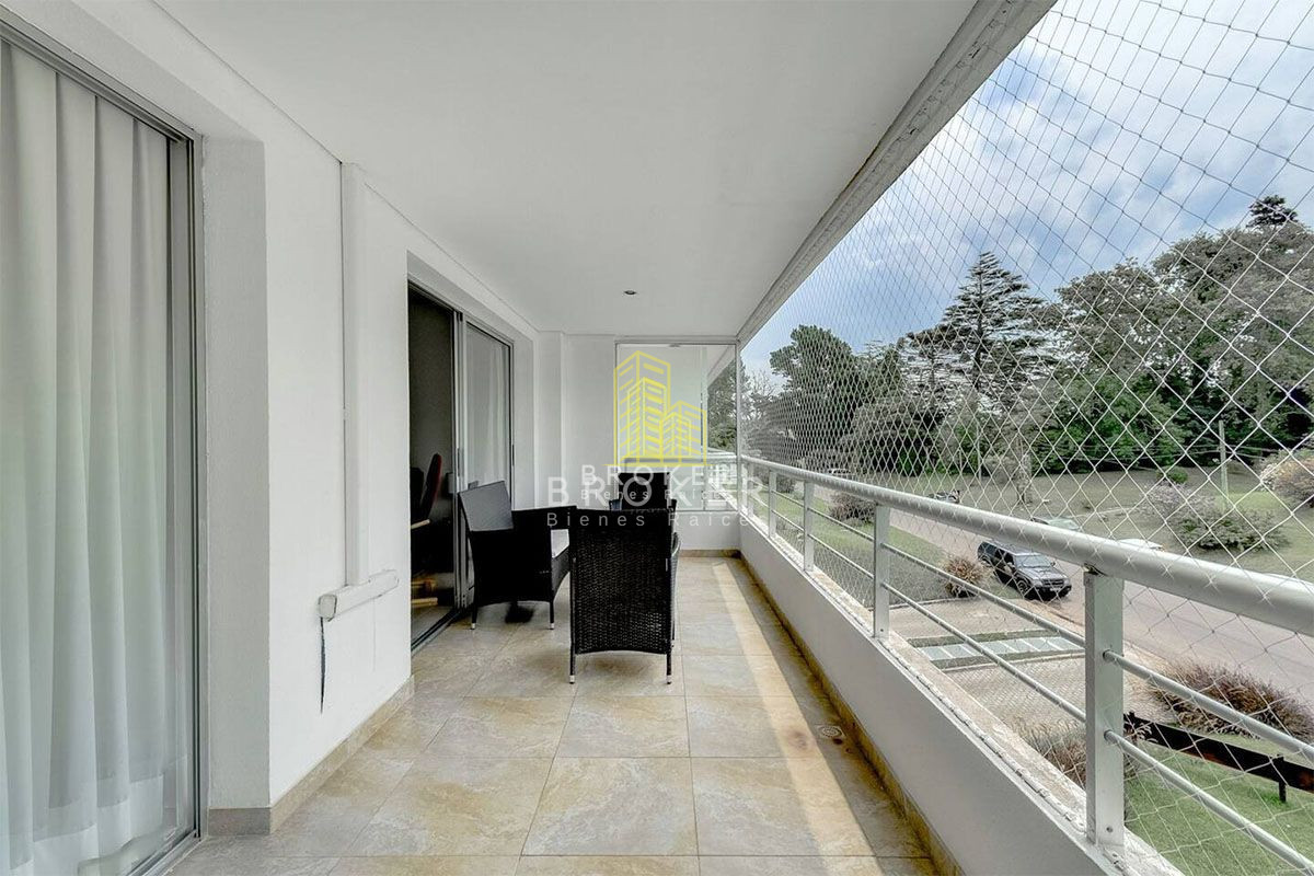 Apartamento ID.221/Venta_apartamento_2_dorm._en_Rincón_del_Indio,_Punta_del_Este - OPORTUNIDAD penthouse de 200m2 con terraza exclusiva y parrillero en edificio con servicios en Punta del Este