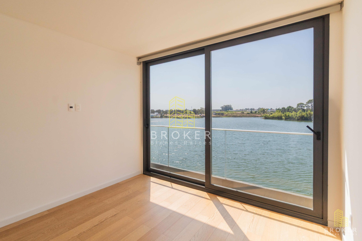 Apartamento ID.143/Venta_Apartamento__Triplex_3_Dormitorios_En_Carrasco__(ref:_Bkb-1303) - Venta Apartamento Carrasco 3 Dormitorio Triplex al lago