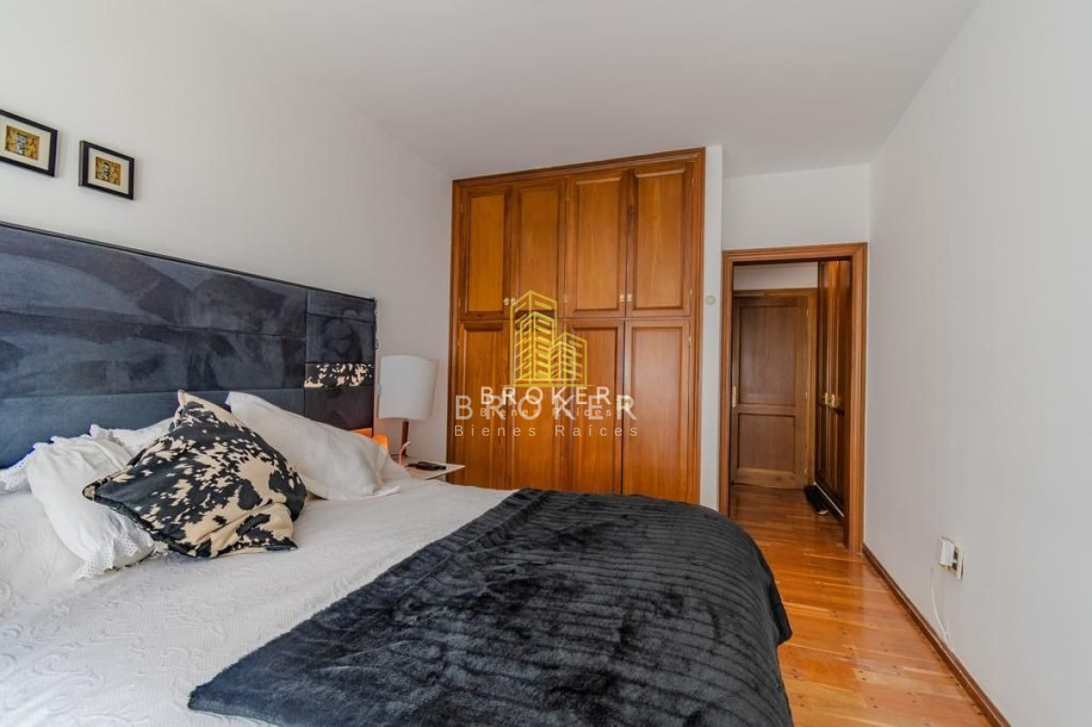 Apartamento ID.272/Apartamento_Pocitos_Rambla_Frente_Al_Mar_4_Dormitorios_Parrillero_ - venta apartamento 3 suites mas servicio en Pocitos frente al mar con parrillero