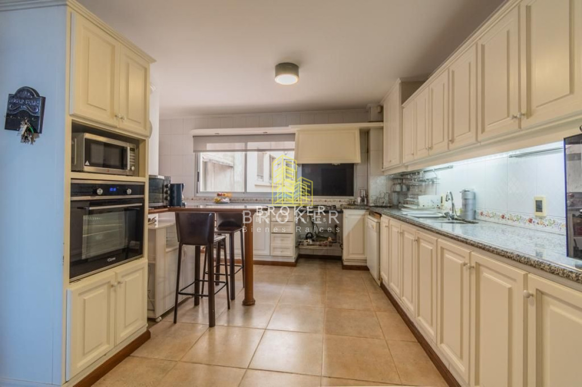 Apartamento ID.272/Apartamento_Pocitos_Rambla_Frente_Al_Mar_4_Dormitorios_Parrillero_ - venta apartamento 3 suites mas servicio en Pocitos frente al mar con parrillero