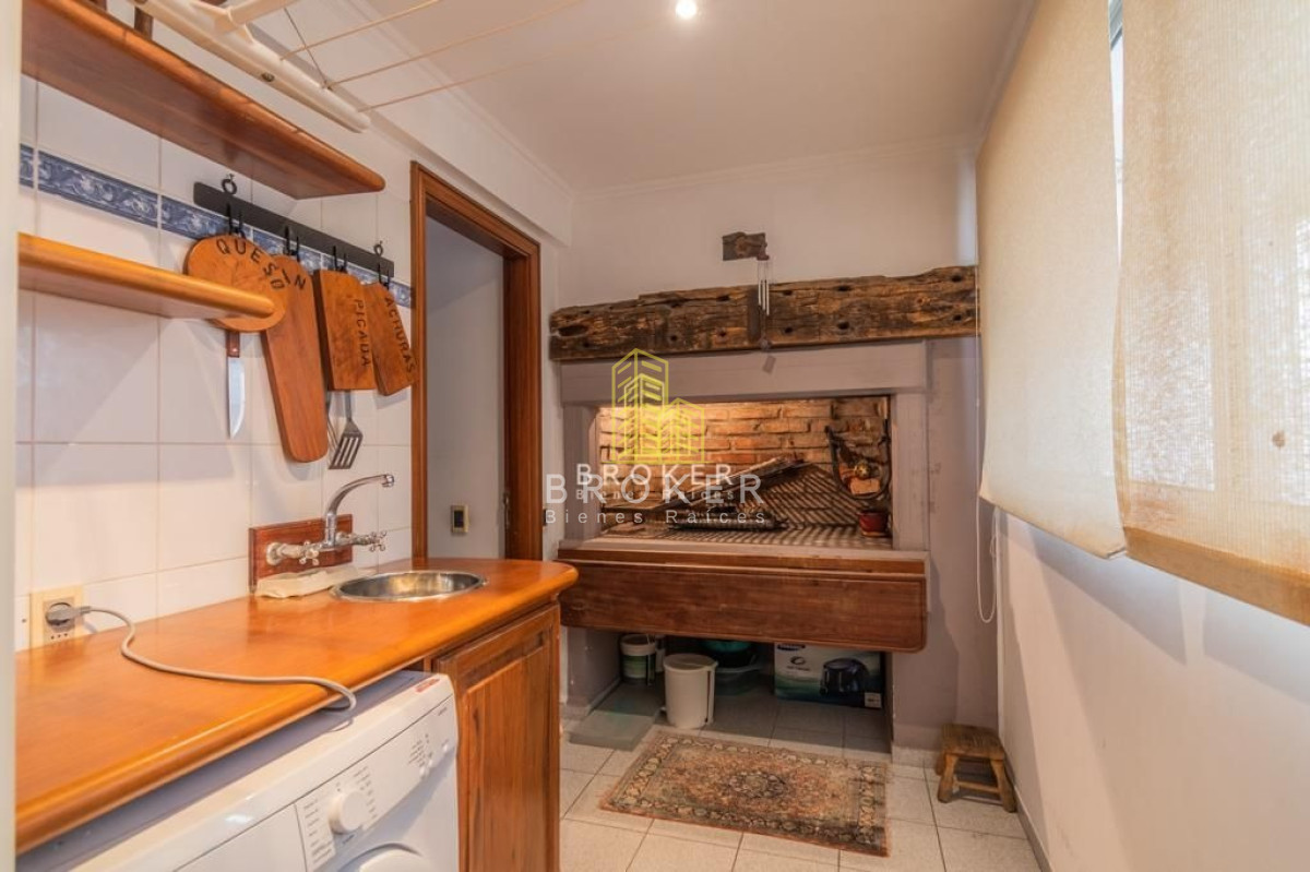 Apartamento ID.272/Apartamento_Pocitos_Rambla_Frente_Al_Mar_4_Dormitorios_Parrillero_ - venta apartamento 3 suites mas servicio en Pocitos frente al mar con parrillero