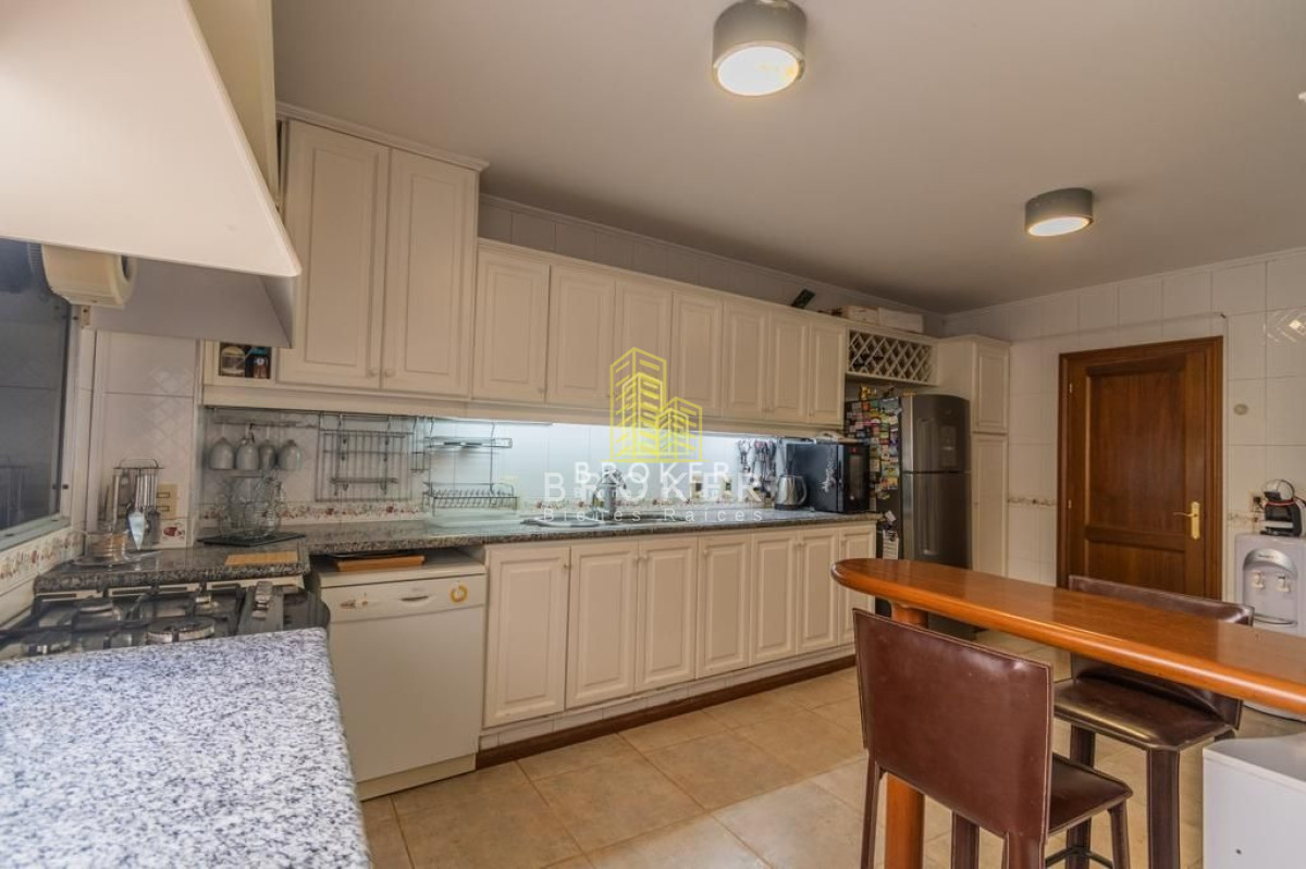 Apartamento ID.272/Apartamento_Pocitos_Rambla_Frente_Al_Mar_4_Dormitorios_Parrillero_ - venta apartamento 3 suites mas servicio en Pocitos frente al mar con parrillero