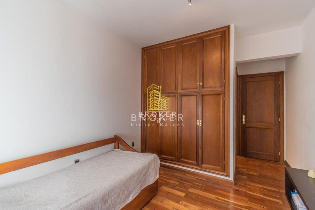 Apartamento ID.272/Apartamento_Pocitos_Rambla_Frente_Al_Mar_4_Dormitorios_Parrillero_ - venta apartamento 3 suites mas servicio en Pocitos frente al mar con parrillero