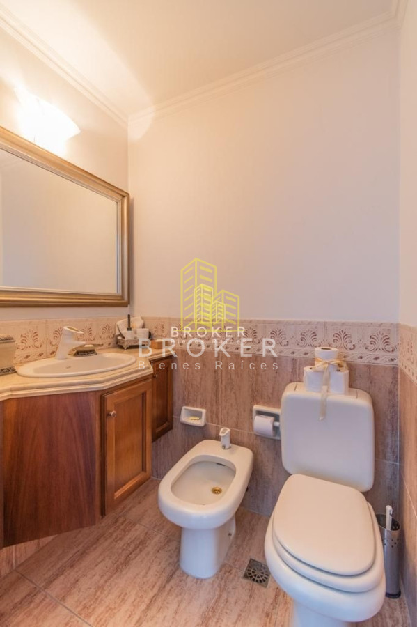 Apartamento ID.272/Apartamento_Pocitos_Rambla_Frente_Al_Mar_4_Dormitorios_Parrillero_ - venta apartamento 3 suites mas servicio en Pocitos frente al mar con parrillero