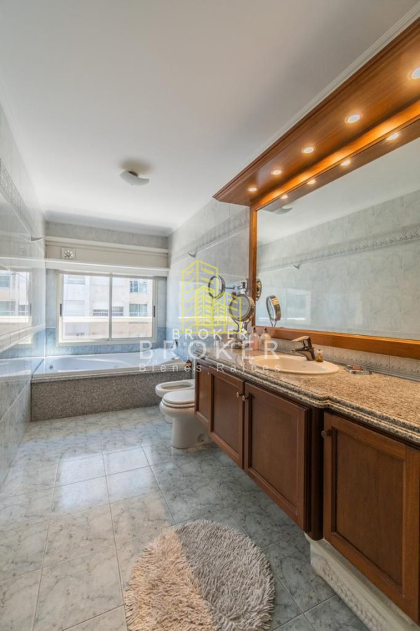 Apartamento ID.272/Apartamento_Pocitos_Rambla_Frente_Al_Mar_4_Dormitorios_Parrillero_ - venta apartamento 3 suites mas servicio en Pocitos frente al mar con parrillero