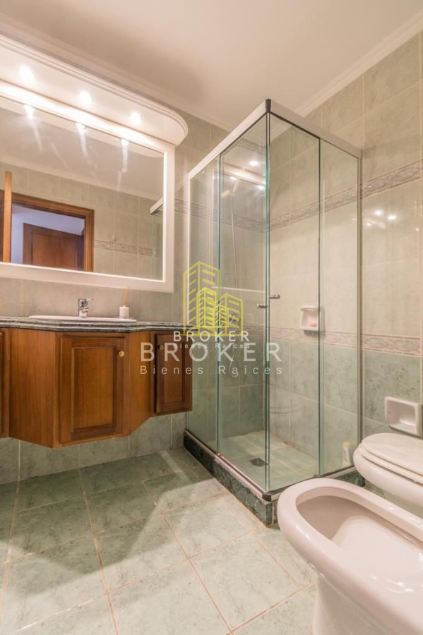 Apartamento ID.272/Apartamento_Pocitos_Rambla_Frente_Al_Mar_4_Dormitorios_Parrillero_ - venta apartamento 3 suites mas servicio en Pocitos frente al mar con parrillero