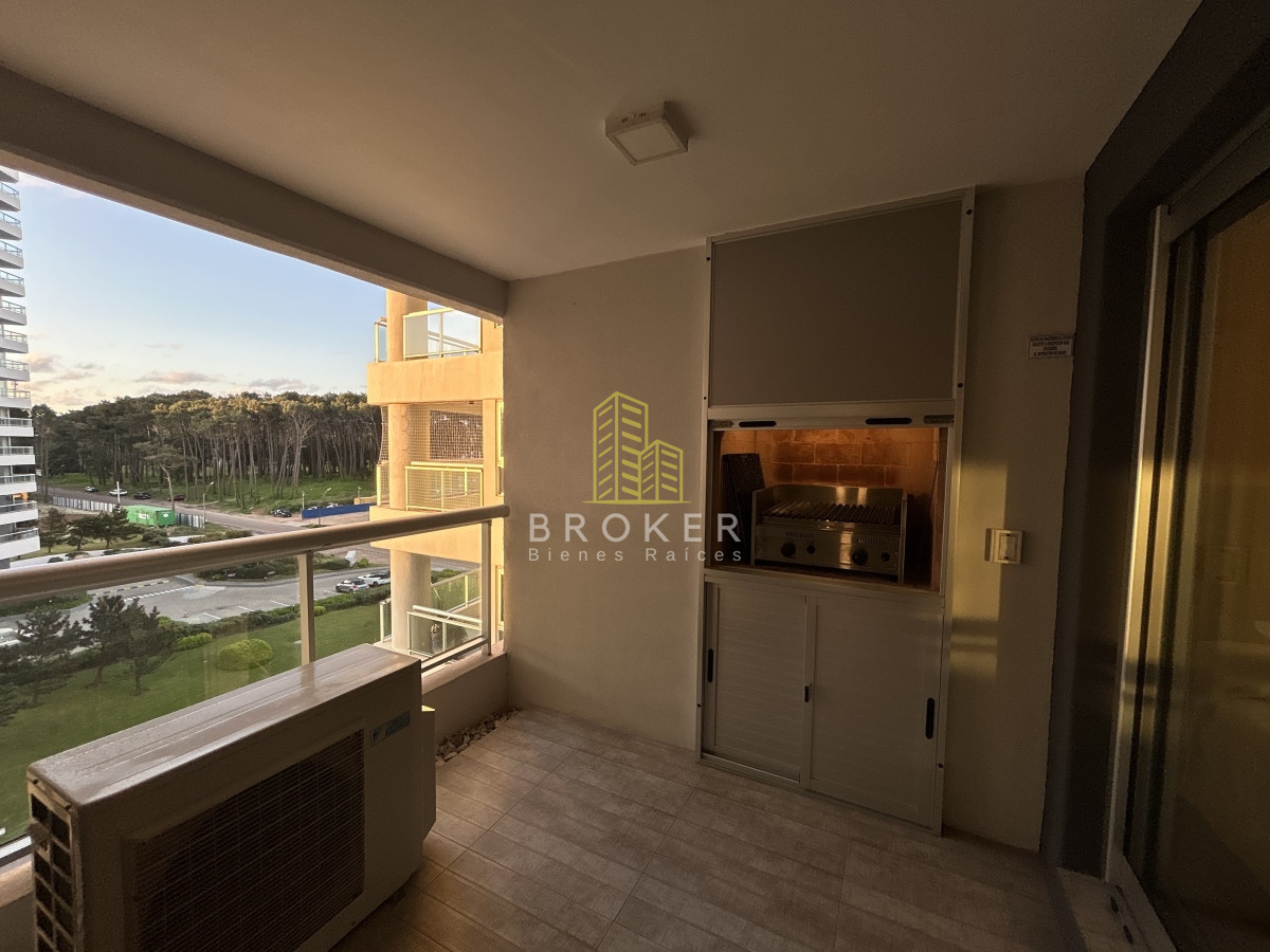 Apartamento ID.1868/Venta_de_apartamento_dos_dormitorios_con_vista_al_mar_en_torre_de_primera_categoria_en_Punta_del_Este.,_Uruguay - Venta de apartamento dos dormitorios con vista al mar en torre de primera categoria en Punta del Este., Uruguay