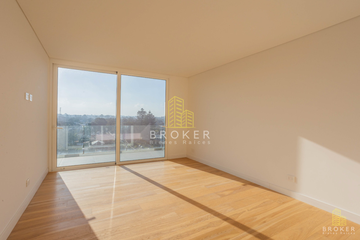 Apartamento ID.9089/Duplex_en_venta_en_Rambla_de_Carrasco_268_m2_cubiertos_46_m2_terraza - Duplex en venta en Rambla de Carrasco 268 m2 cubiertos 46 m2 terraza