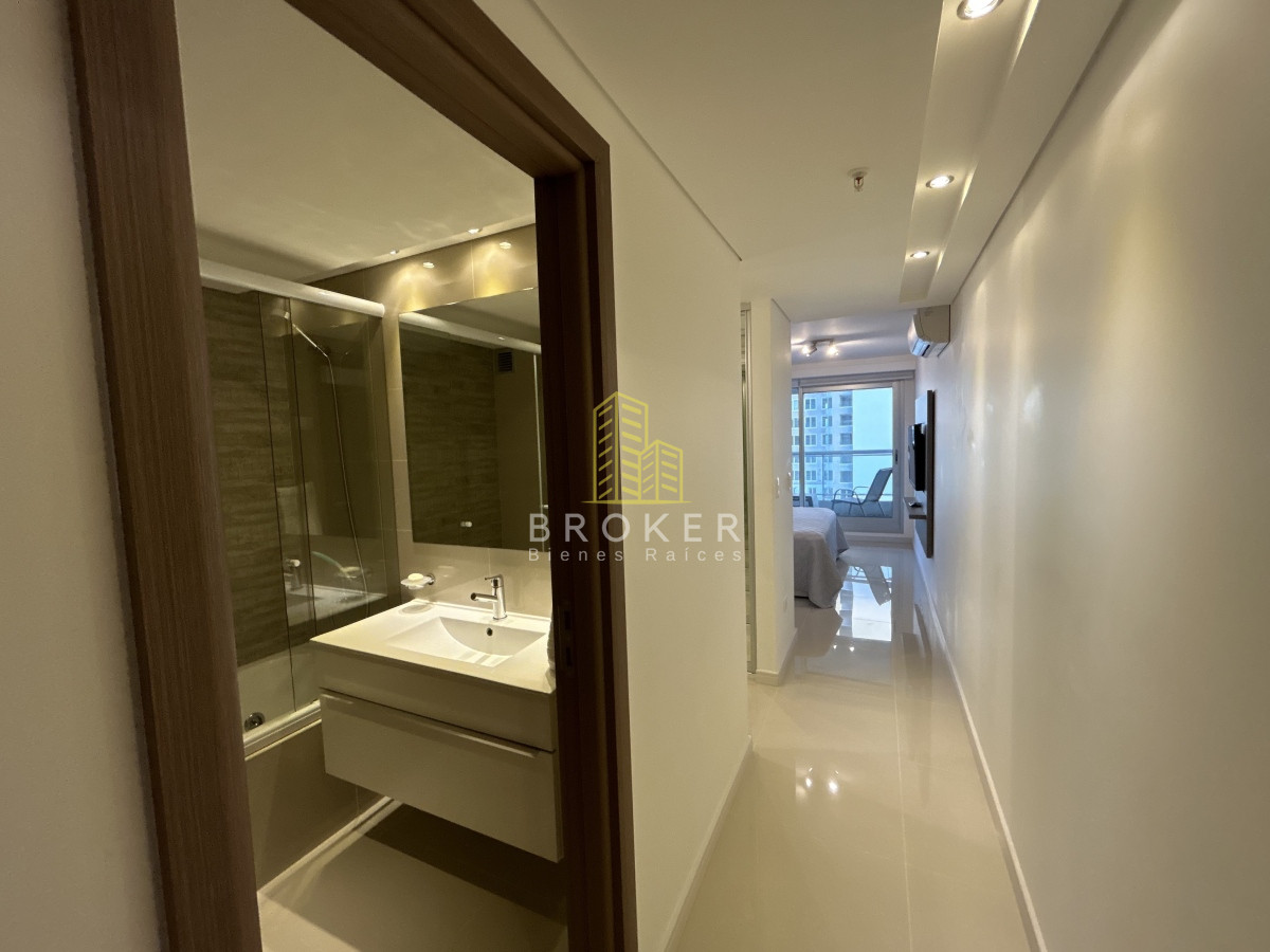 Apartamento ID.1868/Venta_de_apartamento_dos_dormitorios_con_vista_al_mar_en_torre_de_primera_categoria_en_Punta_del_Este.,_Uruguay - Venta de apartamento dos dormitorios con vista al mar en torre de primera categoria en Punta del Este., Uruguay