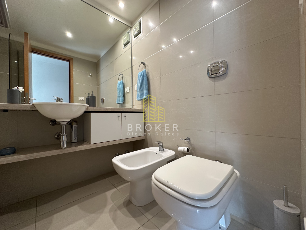 Apartamento ID.2043/Venta_de_apartamento_de_dos_dormitorios_a_media_cuadra_del_shopping_de_Punta_del_Este,_Uruguay. - Venta de apartamento de dos dormitorios a media cuadra del shopping de Punta del Este, Uruguay.