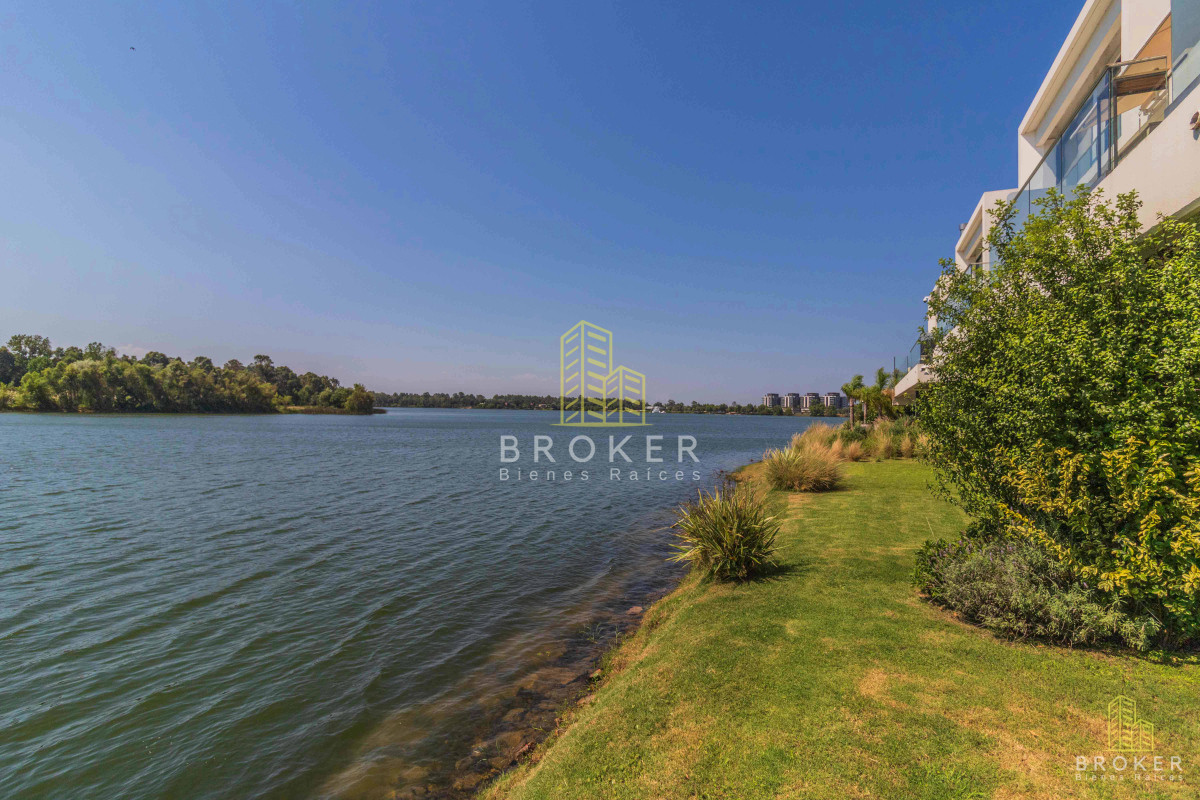Apartamento ID.143/Venta_Apartamento__Triplex_3_Dormitorios_En_Carrasco__(ref:_Bkb-1303) - Venta Apartamento Carrasco 3 Dormitorio Triplex al lago