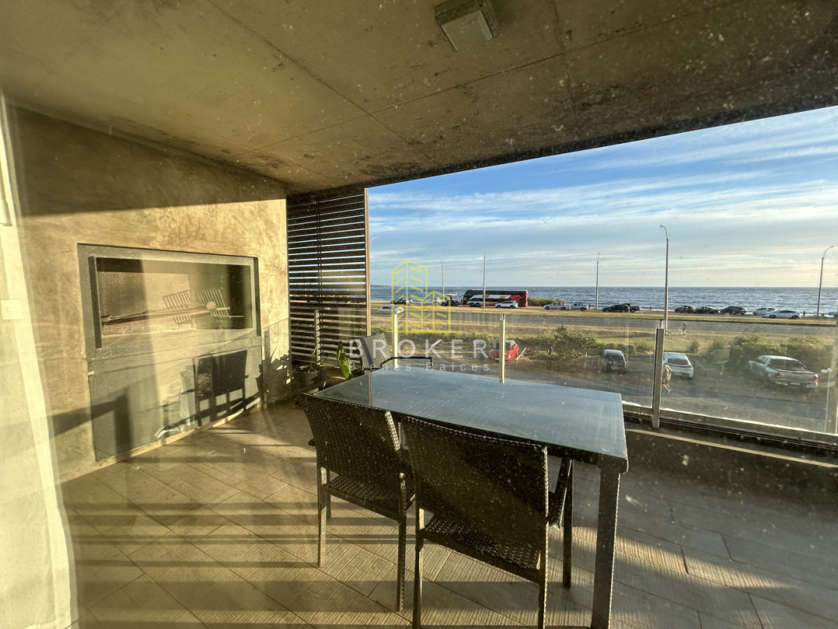 Apartamento ID.185/Venta_Apartamento_Punta_Del_Este_primera_línea_vista_al_mar_parrrillero - Venta Departamento Punta Del Este Playa Mansa vista al mar parrrillero estufa 3 cocheras