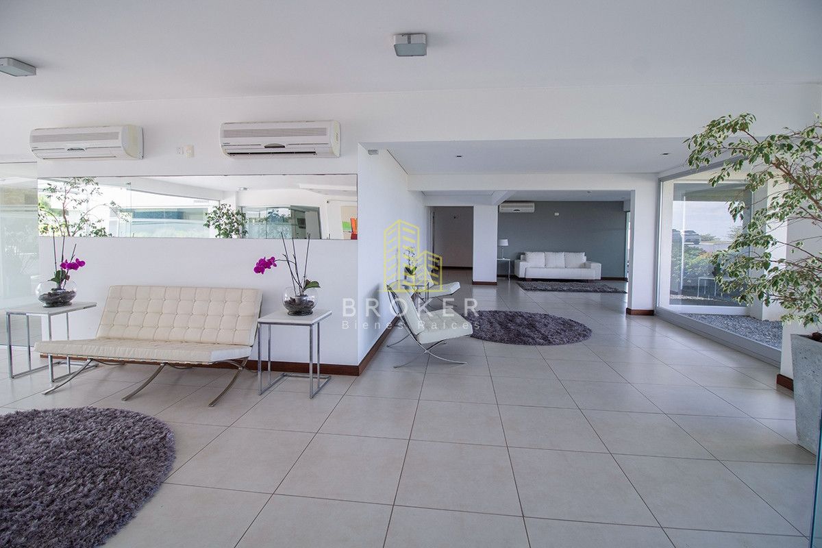 Apartamento ID.806/Venta_o_alquiler_de_Penthouse_en_primera_linea_en_Pinares._Punta_del_Este,_Uruguay. - Venta o alquiler de Penthouse en primera linea en Pinares. Punta del Este, Uruguay.