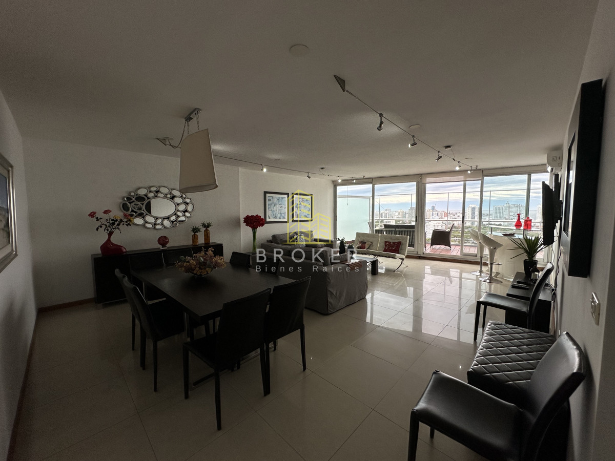 Apartamento ID.2024/Venta_y_alquiller_de_espectacular_penthouse_con_vista_a_toda_la_ciudad_y_las_playas_de_Punta_del_Este. - Venta y alquiller de espectacular penthouse con vista a toda la ciudad y las playas de Punta del Este.
