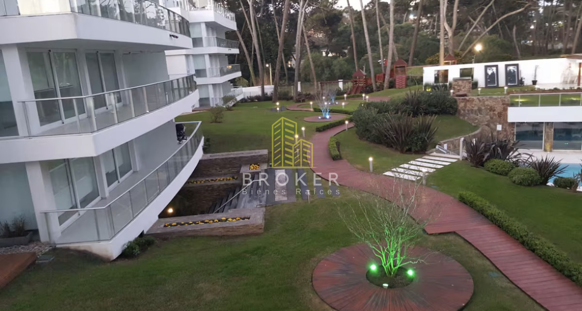 Apartamento ID.8847/Espectacular_y_amplio_departamento_en_alquiler_en_playa_mansa,_punta_del_este - Espectacular y amplio departamento en alquiler en playa mansa, punta del este
