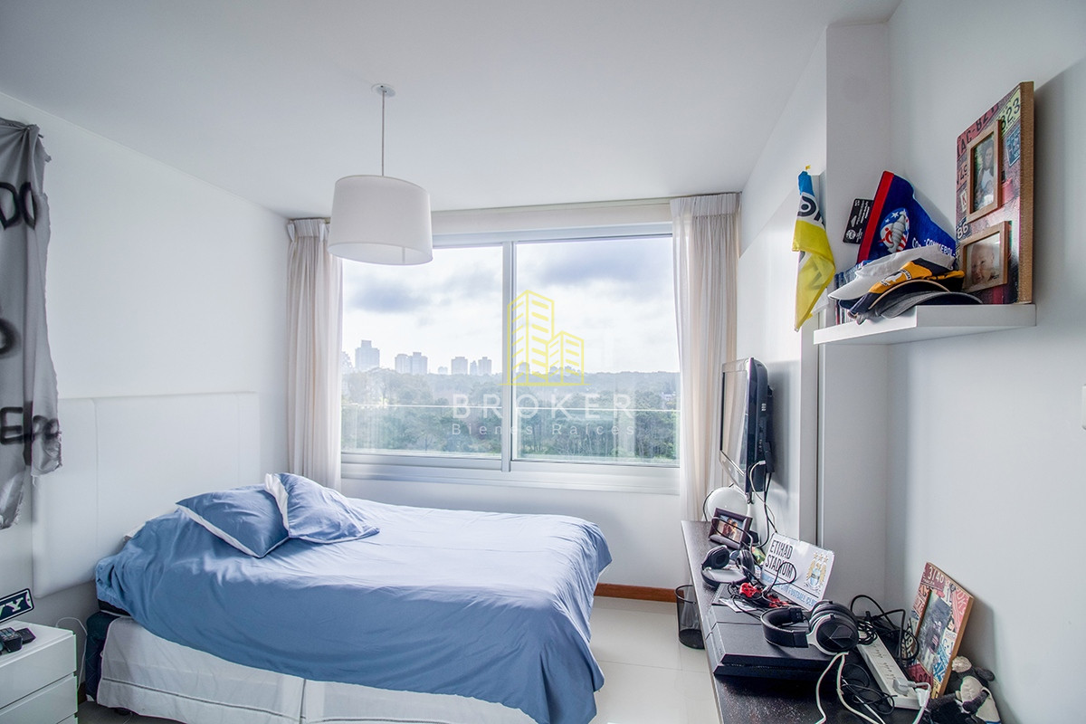 Apartamento ID.1669/Alquiler_de_apartamento_de_3_dormitorios_primera_linea_Brava_en_Punta_del_Este,_Uruguay. - Alquiler de apartamento de 3 dormitorios primera linea Brava en Punta del Este, Uruguay.
