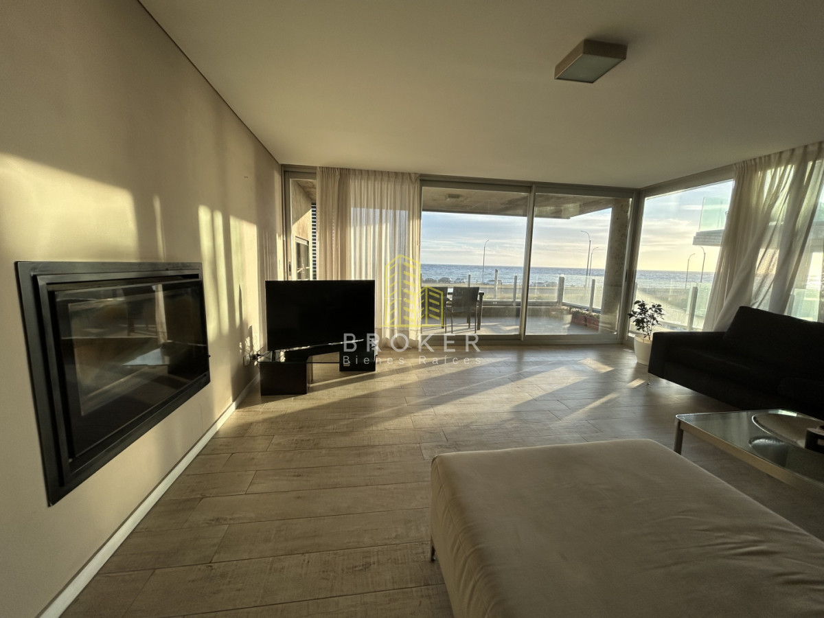 Apartamento ID.185/Venta_Apartamento_Punta_Del_Este_primera_línea_vista_al_mar_parrrillero - Venta Departamento Punta Del Este Playa Mansa vista al mar parrrillero estufa 3 cocheras