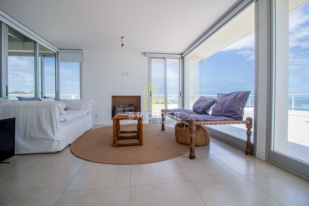 Apartamento ID.806/Venta_o_alquiler_de_Penthouse_en_primera_linea_en_Pinares._Punta_del_Este,_Uruguay. - Venta o alquiler de Penthouse en primera linea en Pinares. Punta del Este, Uruguay.