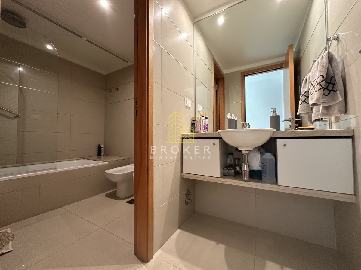 Apartamento ID.2043/Venta_de_apartamento_de_dos_dormitorios_a_media_cuadra_del_shopping_de_Punta_del_Este,_Uruguay. - Venta de apartamento de dos dormitorios a media cuadra del shopping de Punta del Este, Uruguay.