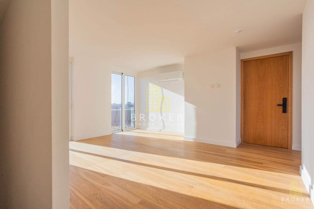 Apartamento ID.9089/Duplex_en_venta_en_Rambla_de_Carrasco_268_m2_cubiertos_46_m2_terraza - Duplex en venta en Rambla de Carrasco 268 m2 cubiertos 46 m2 terraza