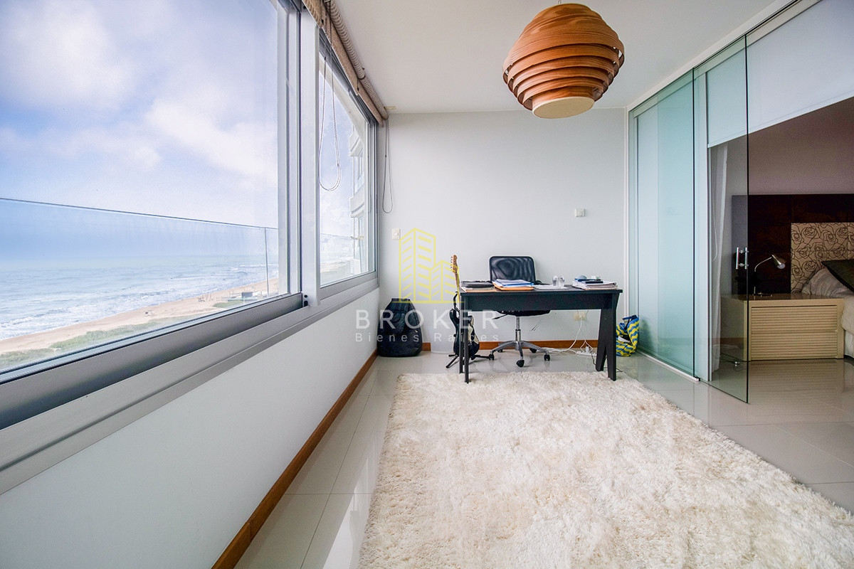 Apartamento ID.1669/Alquiler_de_apartamento_de_3_dormitorios_primera_linea_Brava_en_Punta_del_Este,_Uruguay. - Alquiler de apartamento de 3 dormitorios primera linea Brava en Punta del Este, Uruguay.