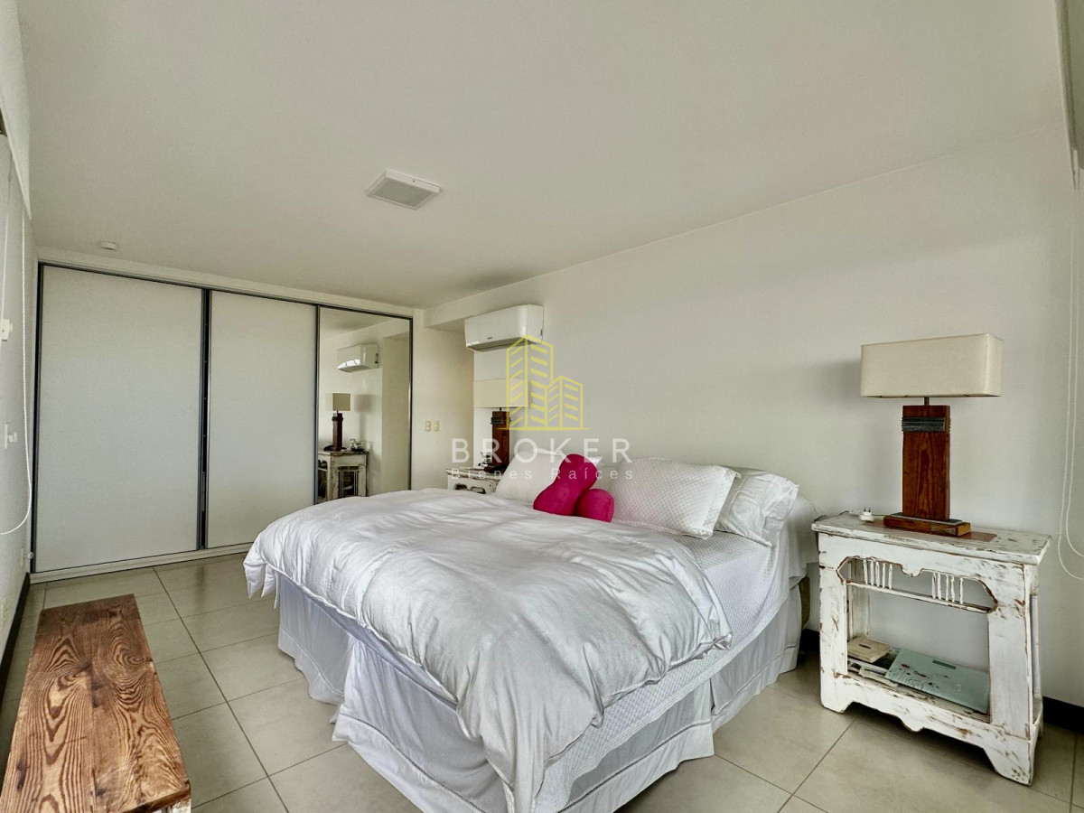 Apartamento ID.2392/Apartamento_Duplex_en_primera_linea_de_Punta_del_Este_frente_al_mar_Playa_Mansa - Apartamento Duplex en primera linea de Punta del Este frente al mar Playa Mansa
