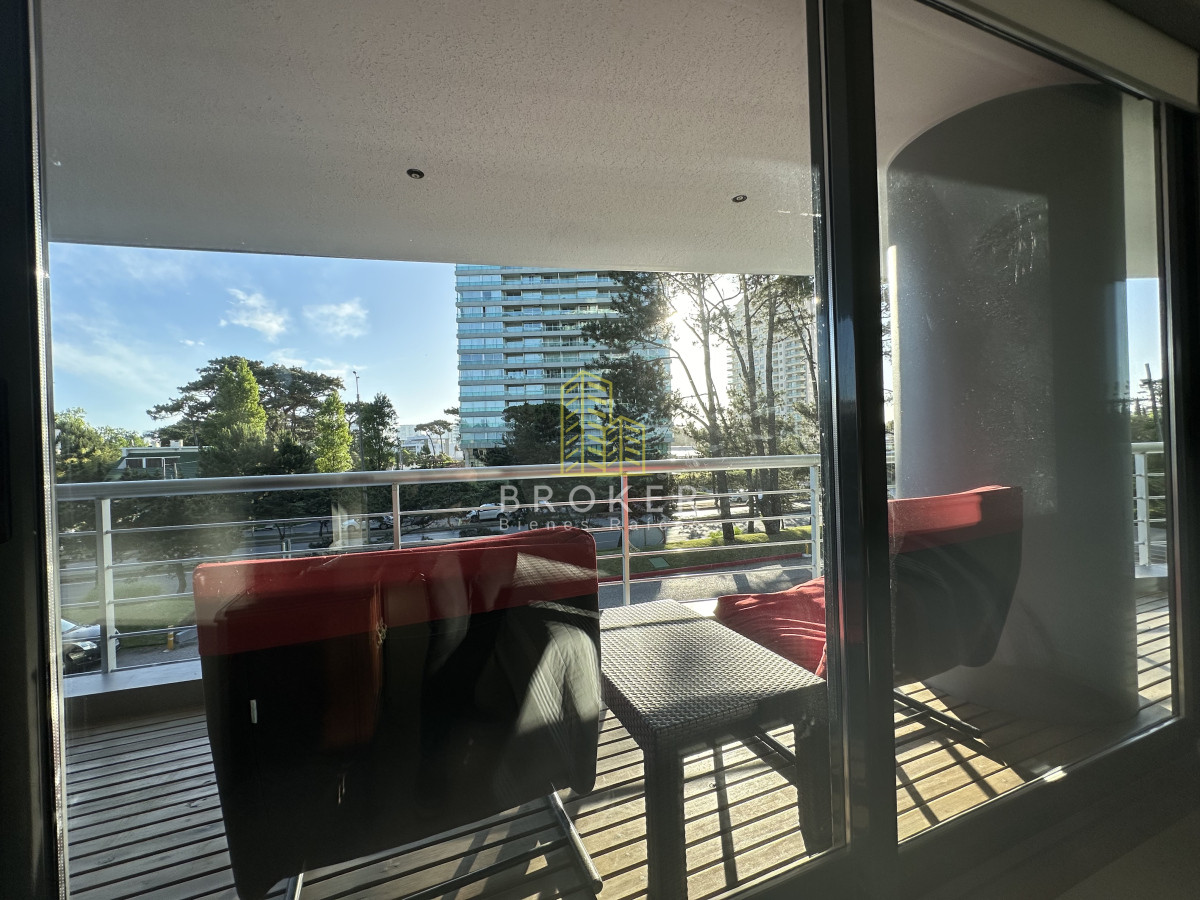 Apartamento ID.2043/Venta_de_apartamento_de_dos_dormitorios_a_media_cuadra_del_shopping_de_Punta_del_Este,_Uruguay. - Venta de apartamento de dos dormitorios a media cuadra del shopping de Punta del Este, Uruguay.