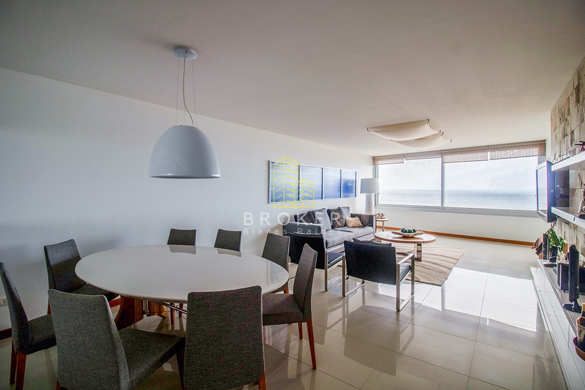 Apartamento ID.1669/Alquiler_de_apartamento_de_3_dormitorios_primera_linea_Brava_en_Punta_del_Este,_Uruguay. - Alquiler de apartamento de 3 dormitorios primera linea Brava en Punta del Este, Uruguay.