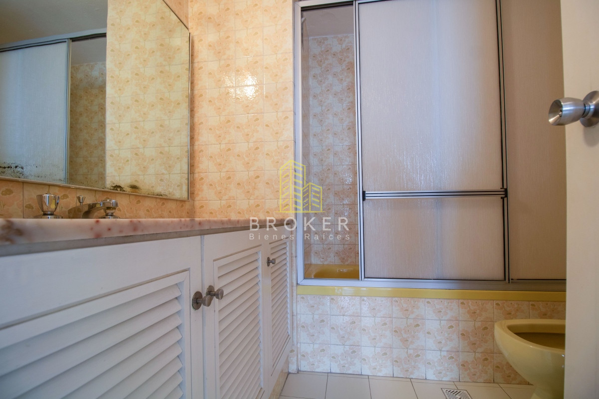 Apartamento ID.876/Venta_de_apartamento_de_tres_dormitorios_en_Peninsula._Punta_del_Este,_Uruguay. - Venta de apartamento de tres dormitorios en Peninsula. Punta del Este, Uruguay.