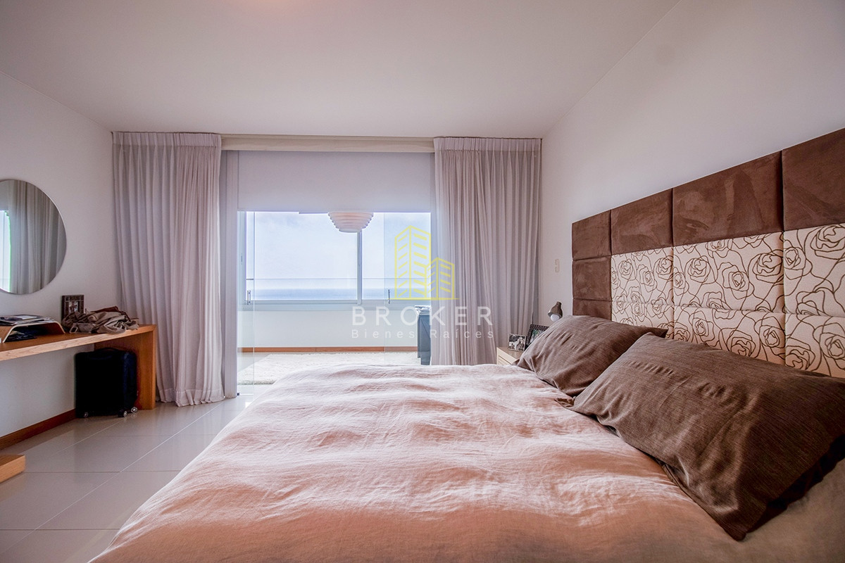 Apartamento ID.1669/Alquiler_de_apartamento_de_3_dormitorios_primera_linea_Brava_en_Punta_del_Este,_Uruguay. - Alquiler de apartamento de 3 dormitorios primera linea Brava en Punta del Este, Uruguay.