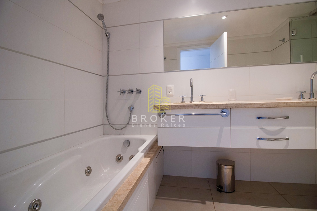 Apartamento ID.806/Venta_o_alquiler_de_Penthouse_en_primera_linea_en_Pinares._Punta_del_Este,_Uruguay. - Venta o alquiler de Penthouse en primera linea en Pinares. Punta del Este, Uruguay.