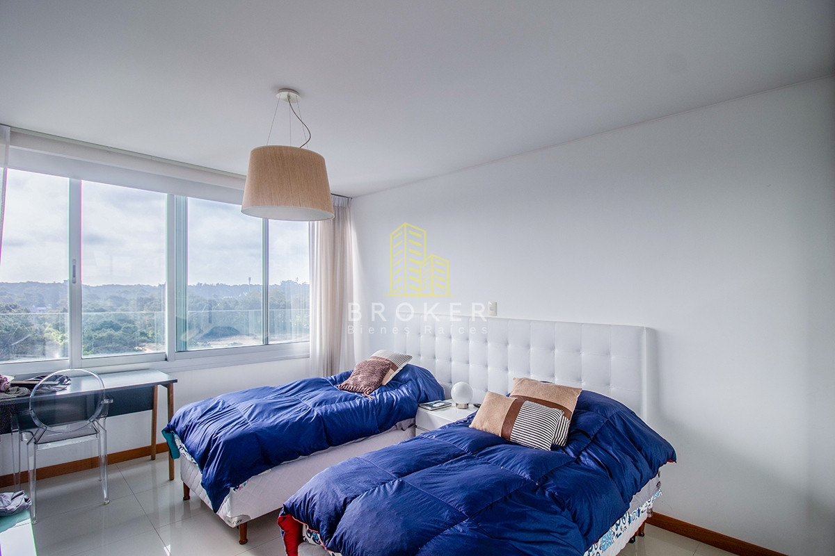 Apartamento ID.1669/Alquiler_de_apartamento_de_3_dormitorios_primera_linea_Brava_en_Punta_del_Este,_Uruguay. - Alquiler de apartamento de 3 dormitorios primera linea Brava en Punta del Este, Uruguay.