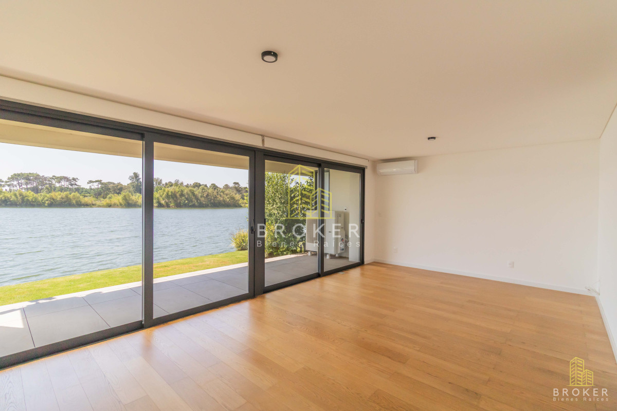 Apartamento ID.143/Venta_Apartamento__Triplex_3_Dormitorios_En_Carrasco__(ref:_Bkb-1303) - Venta Apartamento Carrasco 3 Dormitorio Triplex al lago