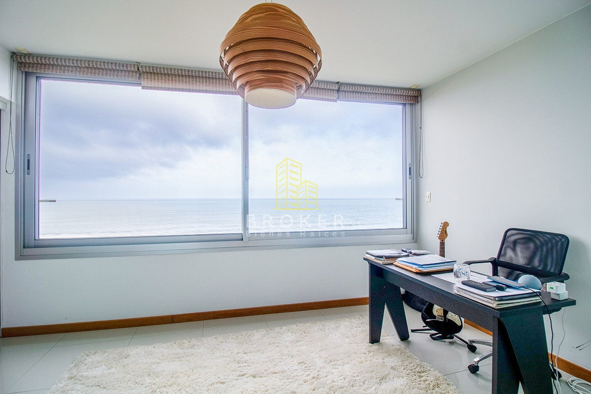 Apartamento ID.1669/Alquiler_de_apartamento_de_3_dormitorios_primera_linea_Brava_en_Punta_del_Este,_Uruguay. - Alquiler de apartamento de 3 dormitorios primera linea Brava en Punta del Este, Uruguay.