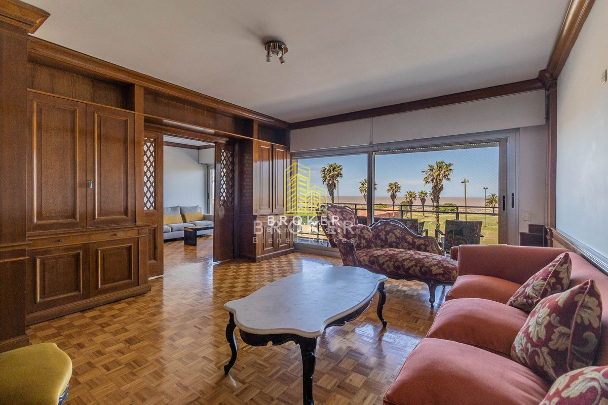 Apartamento ID.93/Venta_De_Apartamento_3_Dormitorios_mas_servicio_Punta_Carretas_2_Garages! - Venta De Apartamento 3 Dormitorios mas servicio Punta Carretas 2 Garages!