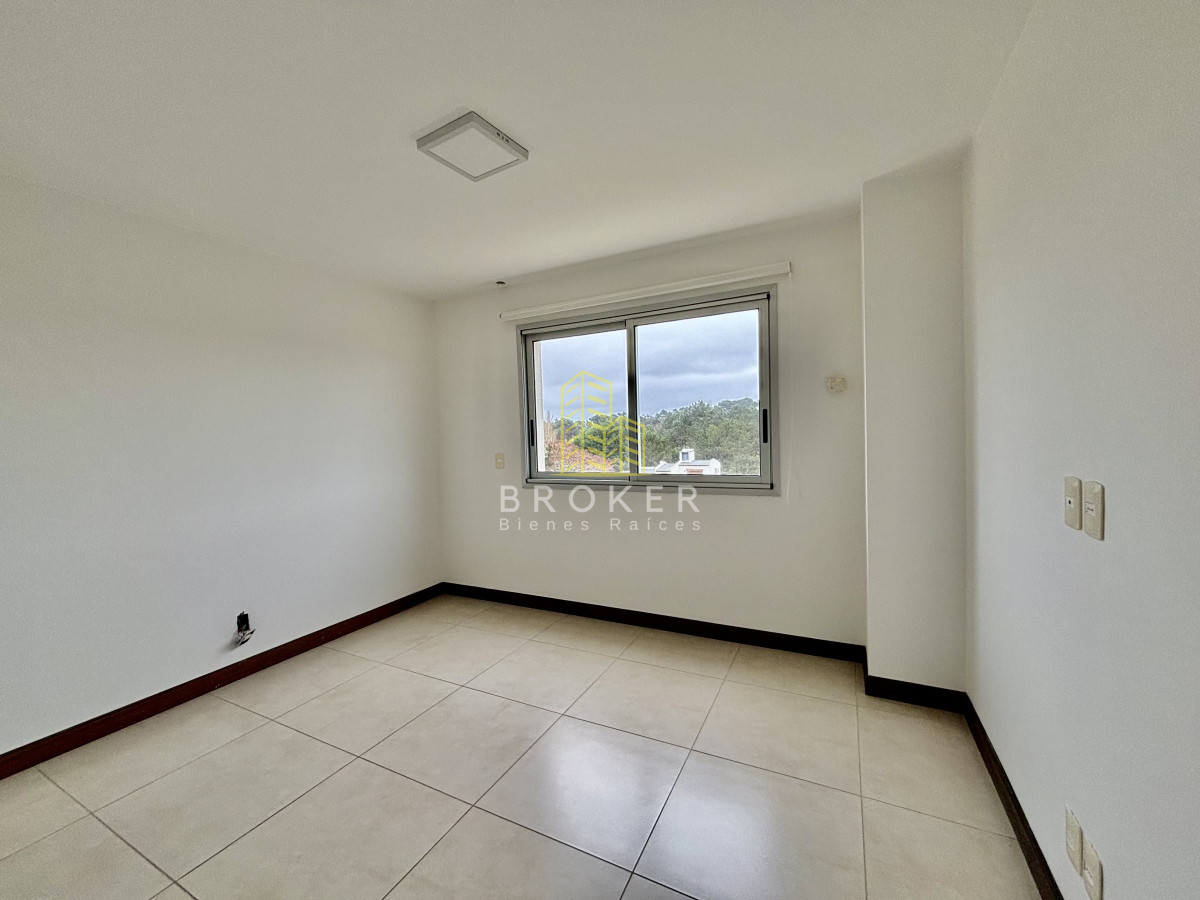 Apartamento ID.2393/Departamento_Ville_de_Mer_Penthouse_en_Punta_del_Este_Playa_Mansa_Pinares_2_garages_estufa_a_leña - Departamento Ville de Mer Penthouse en Punta del Este Playa Mansa Pinares 2 garages estufa a leña