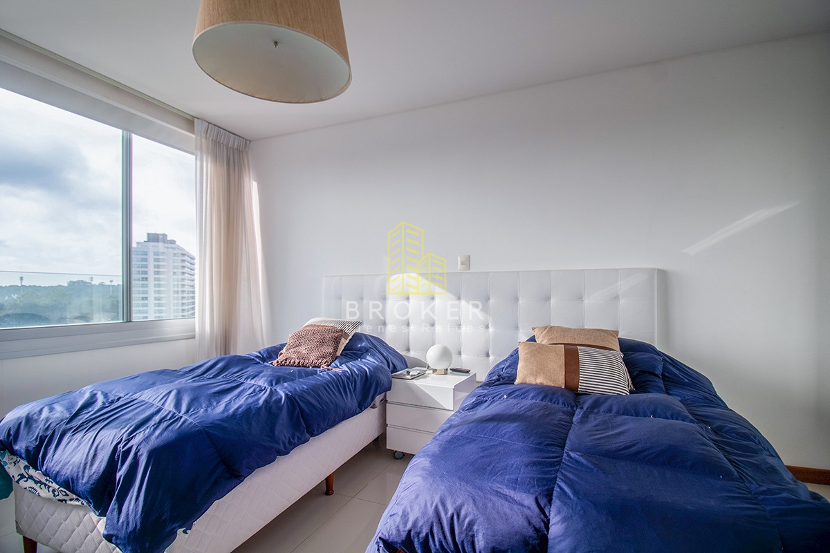 Apartamento ID.1669/Alquiler_de_apartamento_de_3_dormitorios_primera_linea_Brava_en_Punta_del_Este,_Uruguay. - Alquiler de apartamento de 3 dormitorios primera linea Brava en Punta del Este, Uruguay.