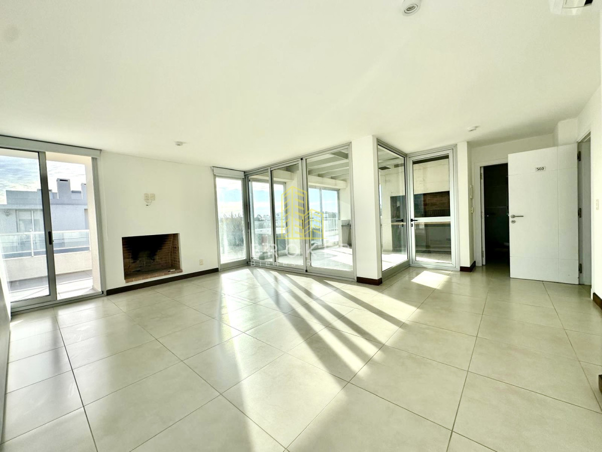 Apartamento ID.2393/Departamento_Ville_de_Mer_Penthouse_en_Punta_del_Este_Playa_Mansa_Pinares_2_garages_estufa_a_leña - Departamento Ville de Mer Penthouse en Punta del Este Playa Mansa Pinares 2 garages estufa a leña