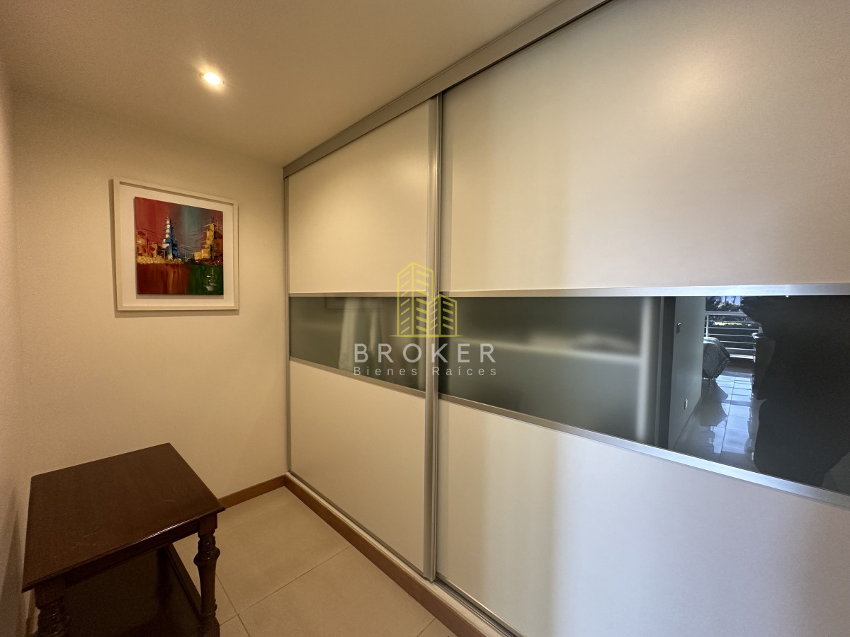 Apartamento ID.2043/Venta_de_apartamento_de_dos_dormitorios_a_media_cuadra_del_shopping_de_Punta_del_Este,_Uruguay. - Venta de apartamento de dos dormitorios a media cuadra del shopping de Punta del Este, Uruguay.