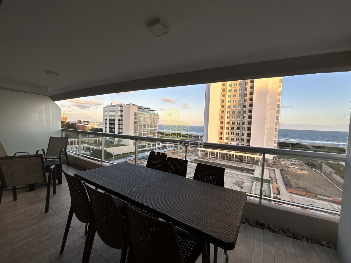 Apartamento ID.1868/Venta_de_apartamento_dos_dormitorios_con_vista_al_mar_en_torre_de_primera_categoria_en_Punta_del_Este.,_Uruguay - Venta de apartamento dos dormitorios con vista al mar en torre de primera categoria en Punta del Este., Uruguay