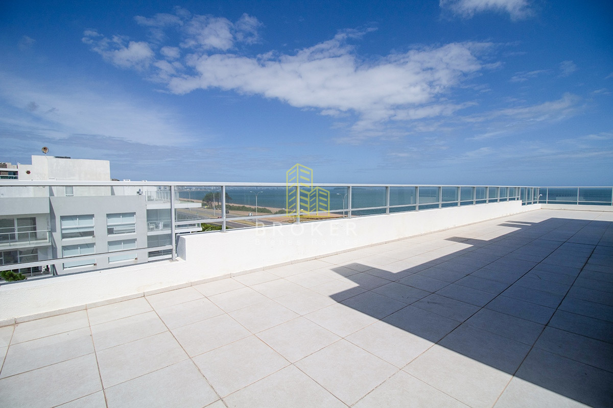 Apartamento ID.806/Venta_o_alquiler_de_Penthouse_en_primera_linea_en_Pinares._Punta_del_Este,_Uruguay. - Venta o alquiler de Penthouse en primera linea en Pinares. Punta del Este, Uruguay.