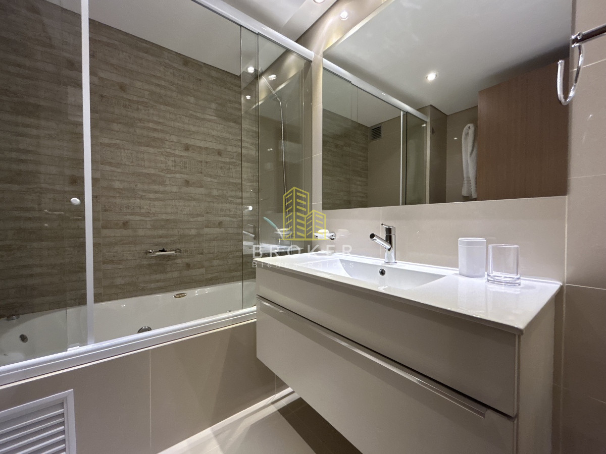 Apartamento ID.1868/Venta_de_apartamento_dos_dormitorios_con_vista_al_mar_en_torre_de_primera_categoria_en_Punta_del_Este.,_Uruguay - Venta de apartamento dos dormitorios con vista al mar en torre de primera categoria en Punta del Este., Uruguay