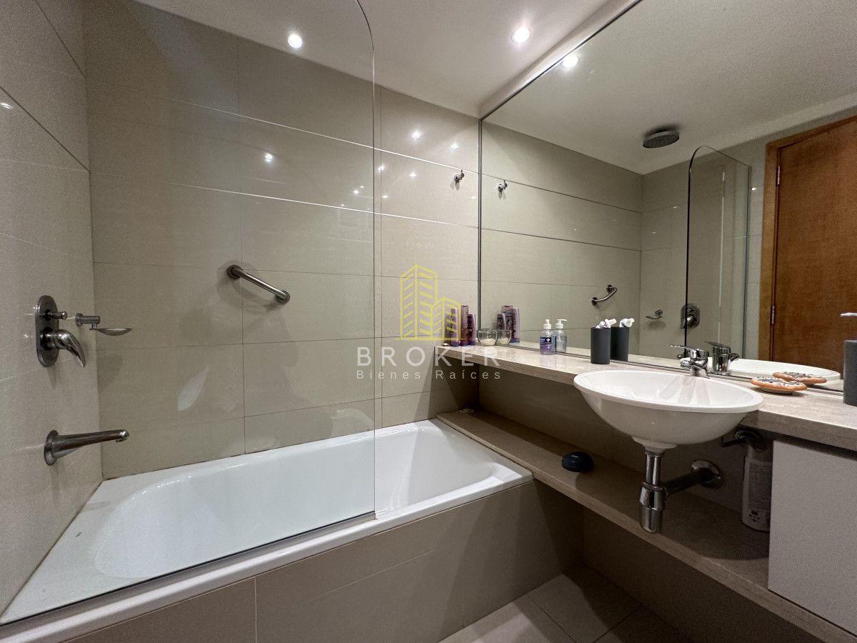 Apartamento ID.2043/Venta_de_apartamento_de_dos_dormitorios_a_media_cuadra_del_shopping_de_Punta_del_Este,_Uruguay. - Venta de apartamento de dos dormitorios a media cuadra del shopping de Punta del Este, Uruguay.