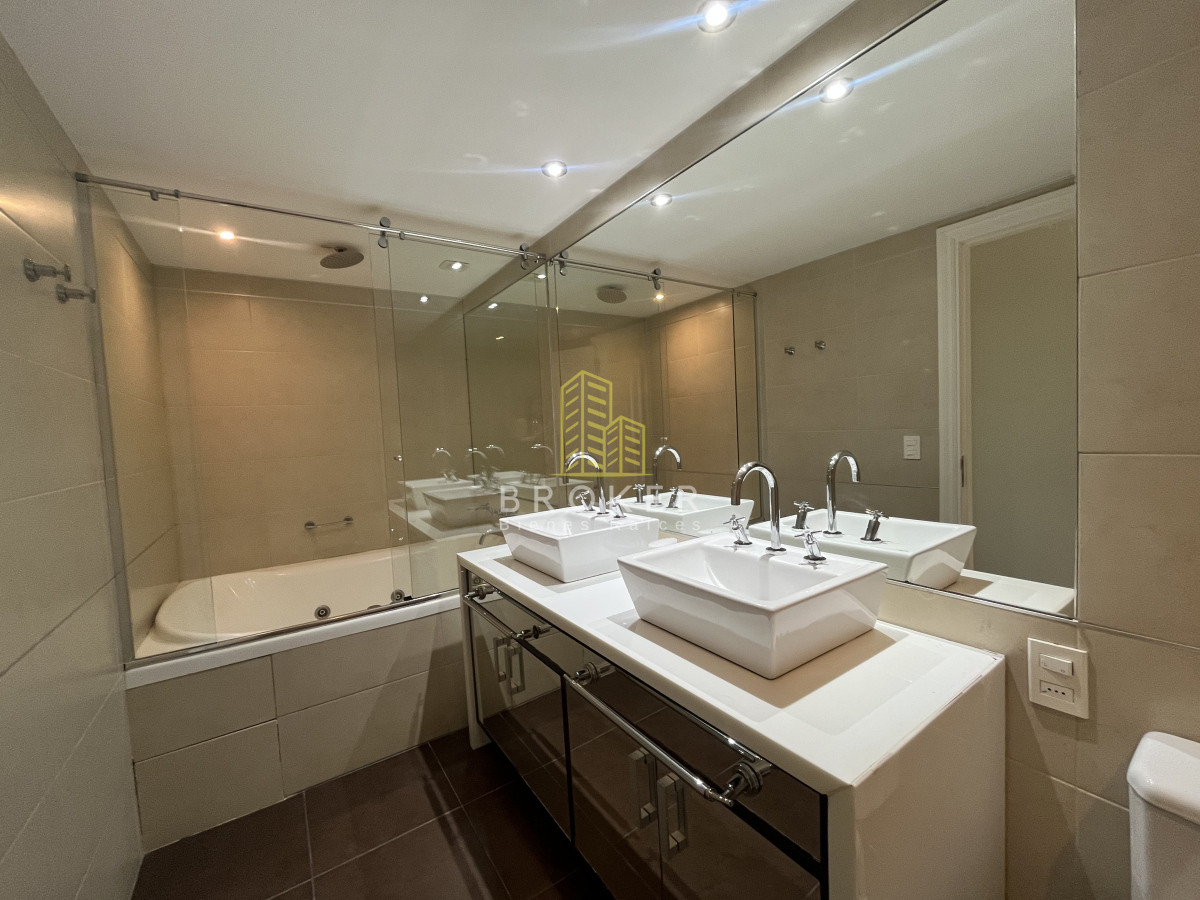 Apartamento ID.8836/Apartamento_de_3_Dormitorios_Vista_al_Mar_en_Playa_Brava_Primera_Linea_Punta_del_Este - Apartamento de 3 Dormitorios Vista al Mar en Playa Brava Primera Linea Punta del Este